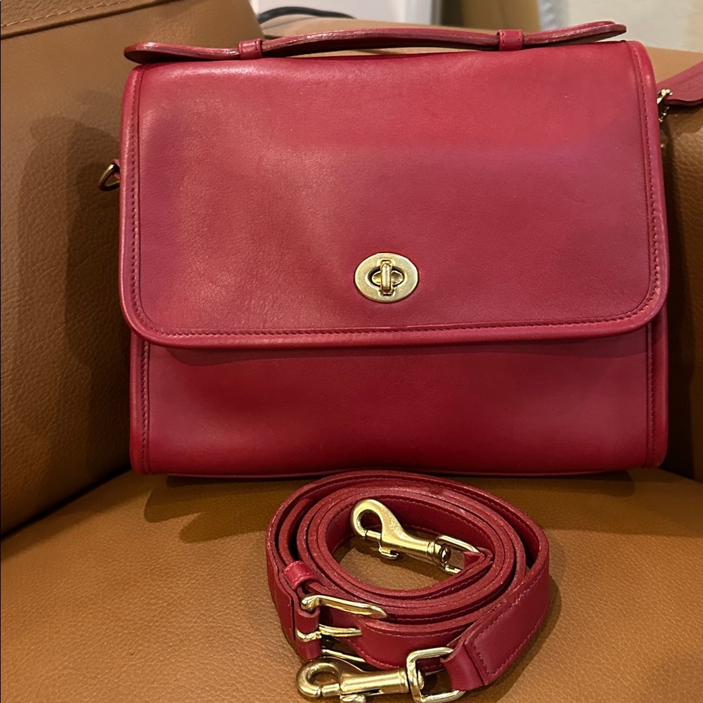 Vintage Coach Court in Red in excellent condition - Picture 3 of 8